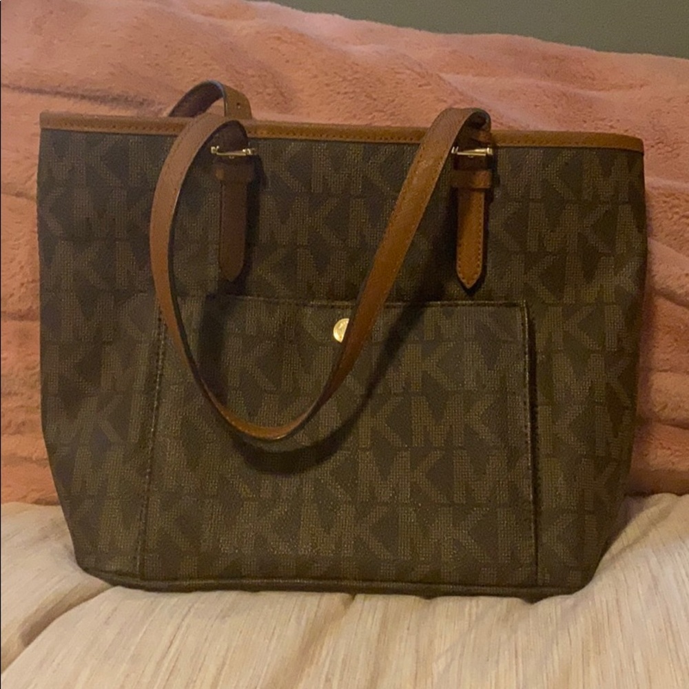 Micheal Kors Shoulder bag!! ❣️